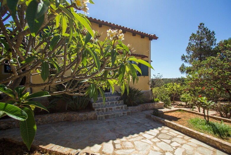 Gorgeous Stone Cottage By The Sea