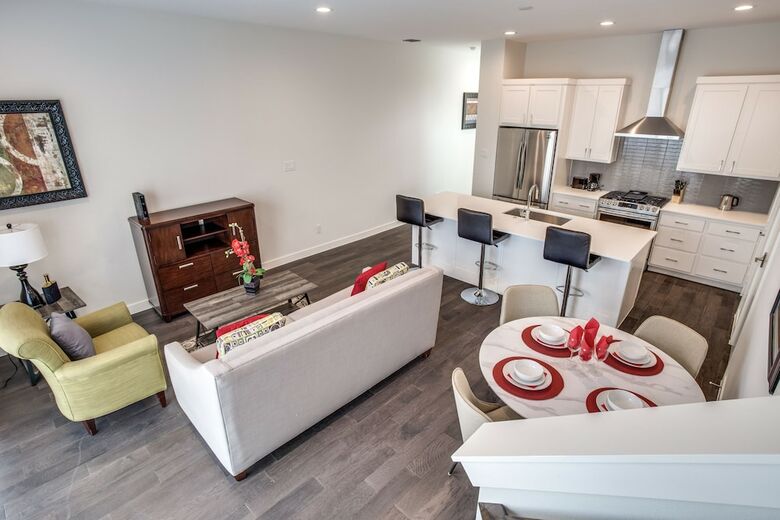 Modern Dallas Townhome 2 Br Fully Furnis