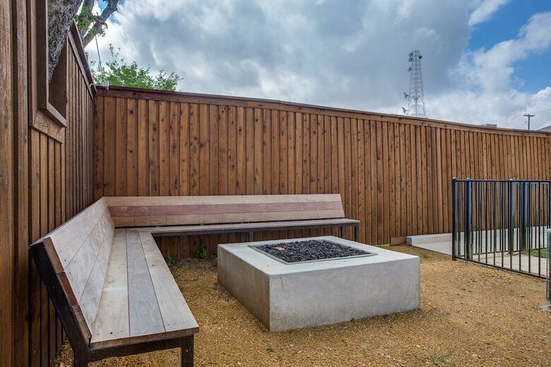 Modern Dallas Townhome 2 Br Fully Furnis