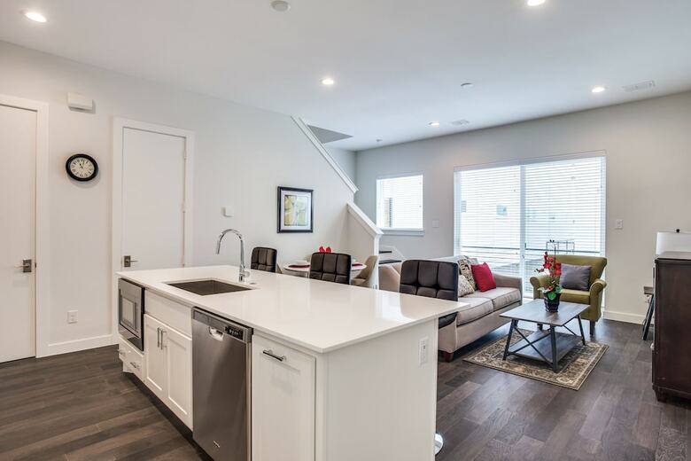 Modern Dallas Townhome 2 Br Fully Furnis