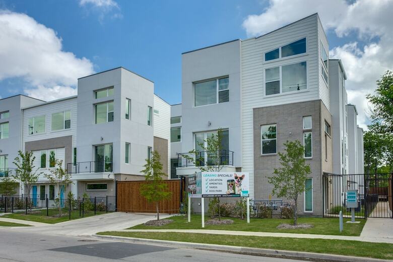 Modern Dallas Townhome 2 Br Fully Furnis