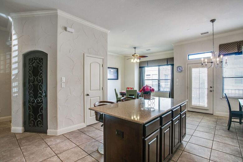 Beautifully Furnished Townhome At Shops