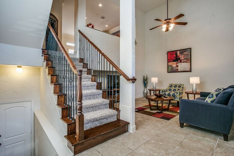 Beautifully Furnished Townhome At Shops
