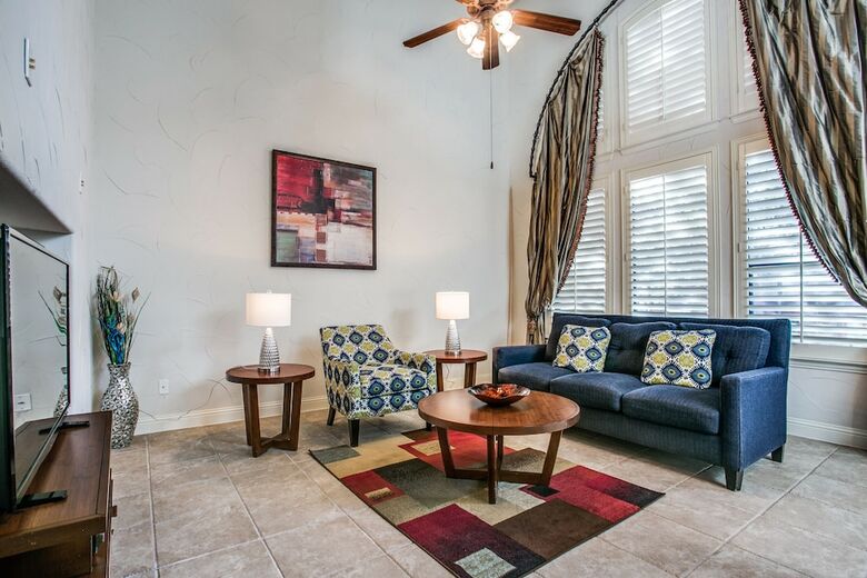 Beautifully Furnished Townhome At Shops