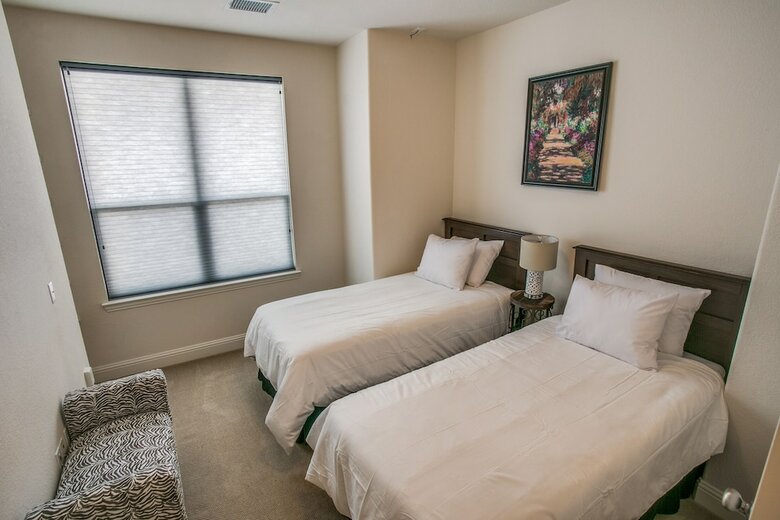 Stylish 3 Bedroom Town Home At Shops At