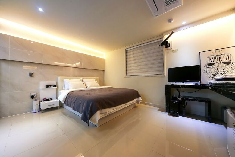 Black Hotel