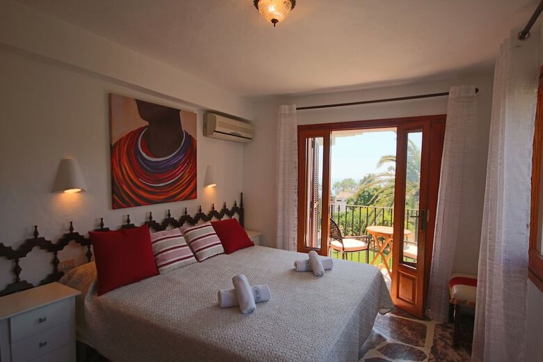 Only 100m To The Beach! Spacious Villa With Private Pool - 12 People