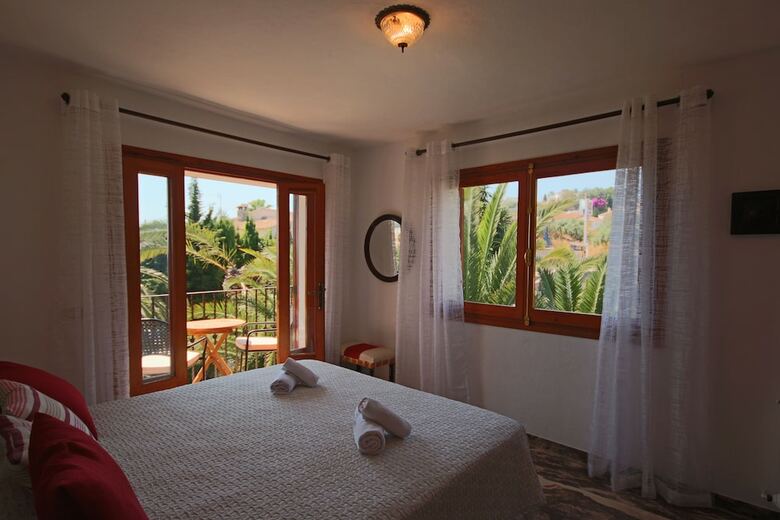 Only 100m To The Beach! Spacious Villa With Private Pool - 12 People