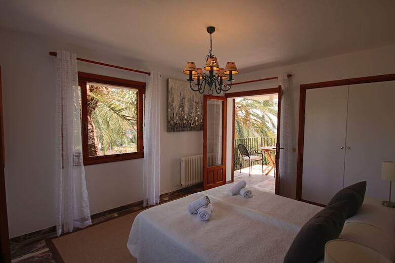 Only 100m To The Beach! Spacious Villa With Private Pool - 12 People