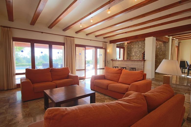 Private 4-bedroom Villa W/ Pool, Summer Kitchen & Expansive Living Space