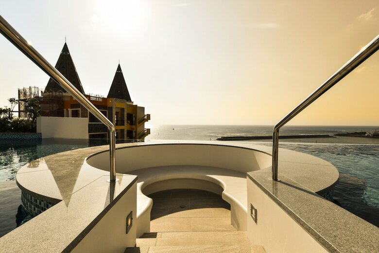 Hotel Lequ Okinawa Chatan Spa & Resort