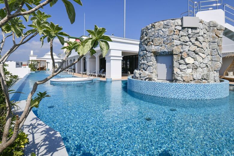 Hotel Lequ Okinawa Chatan Spa & Resort