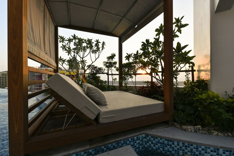 Hotel Lequ Okinawa Chatan Spa & Resort