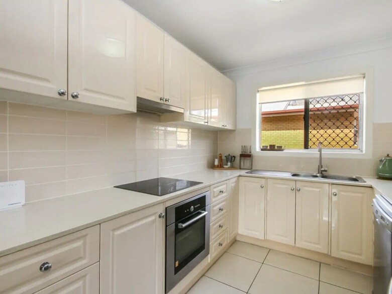 Contemporary 2 Bedroom Beachfront Apartment