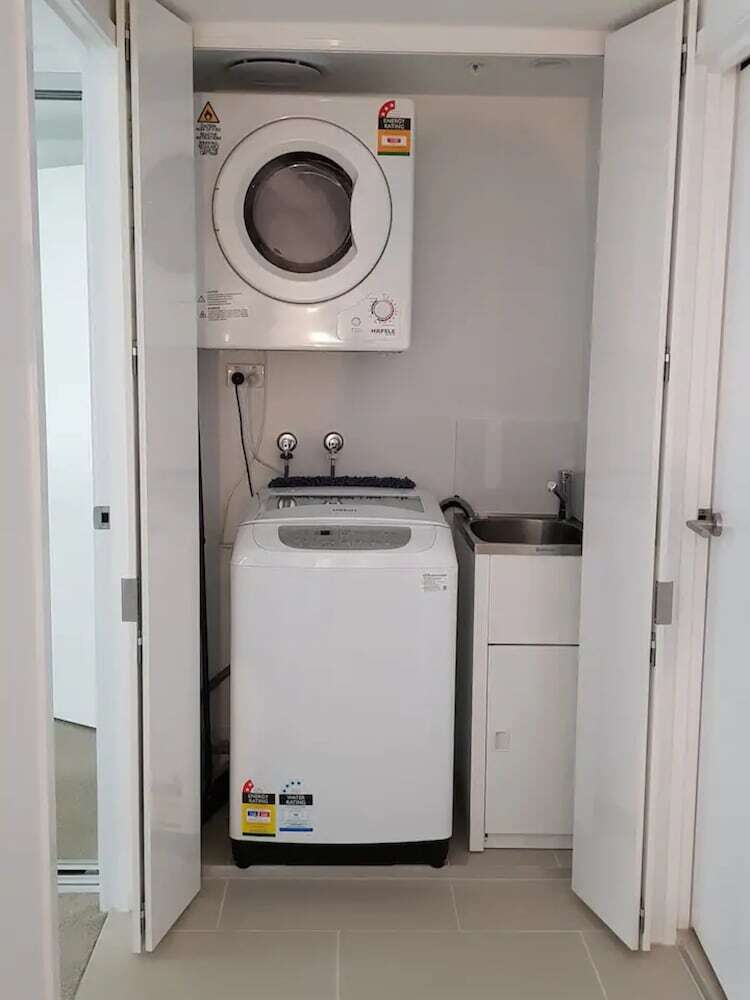 Luxurious 1 Bedroom Newstead Apartment With Parking