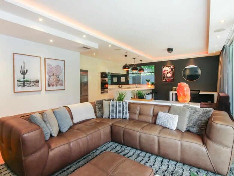 Spacious 2 Bedroom Apartment In Ascot With Large Private Garden