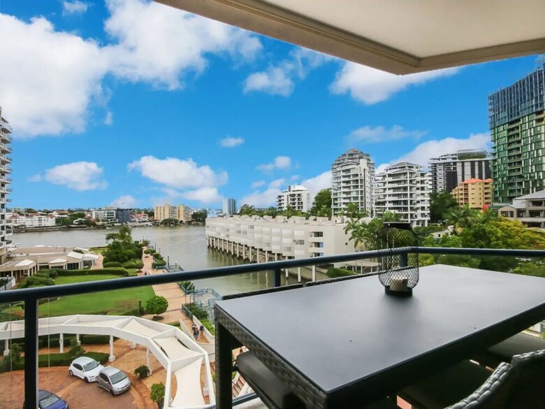 Modern 2 Bedroom River View Apartment In Docklands