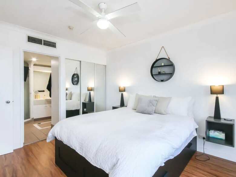 Modern 2 Bedroom River View Apartment In Docklands