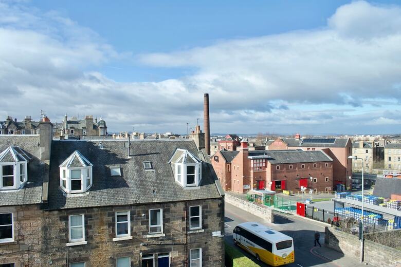 Spacious & Homely Dalry Apartment