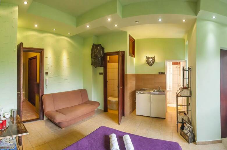Hostal Flower Rooms & Apartments