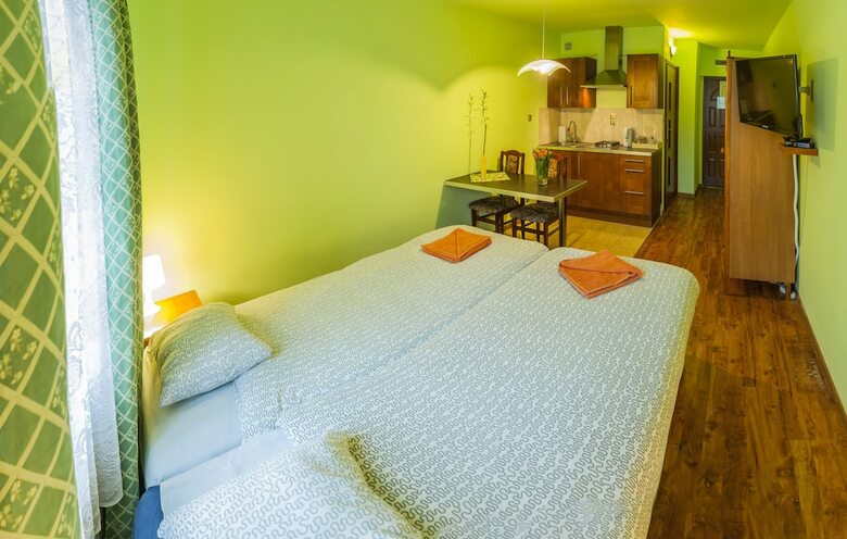Hostal Flower Rooms & Apartments