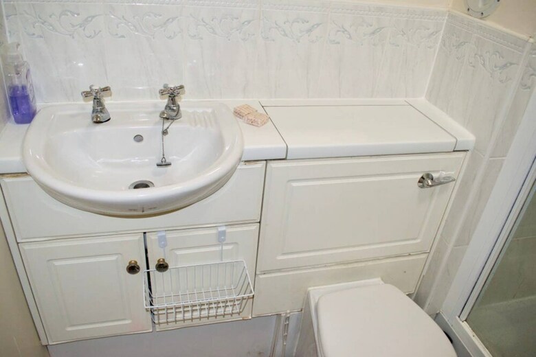 Bright And Spacious Apartment Near City Centre