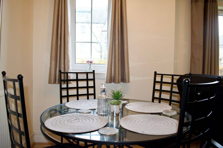 Bright And Spacious Apartment Near City Centre