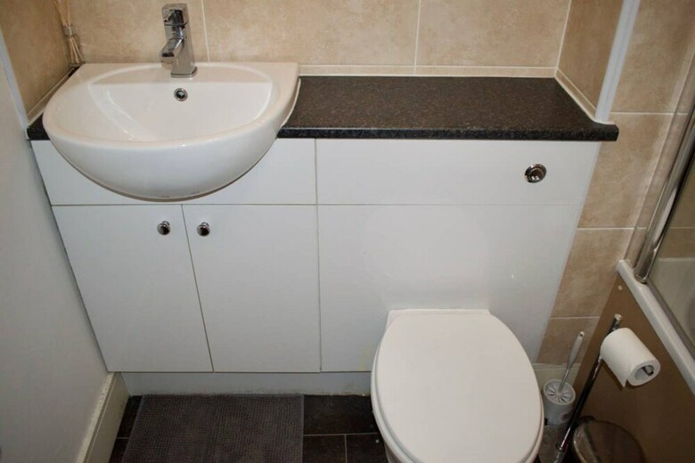 Bright And Spacious Apartment Near City Centre