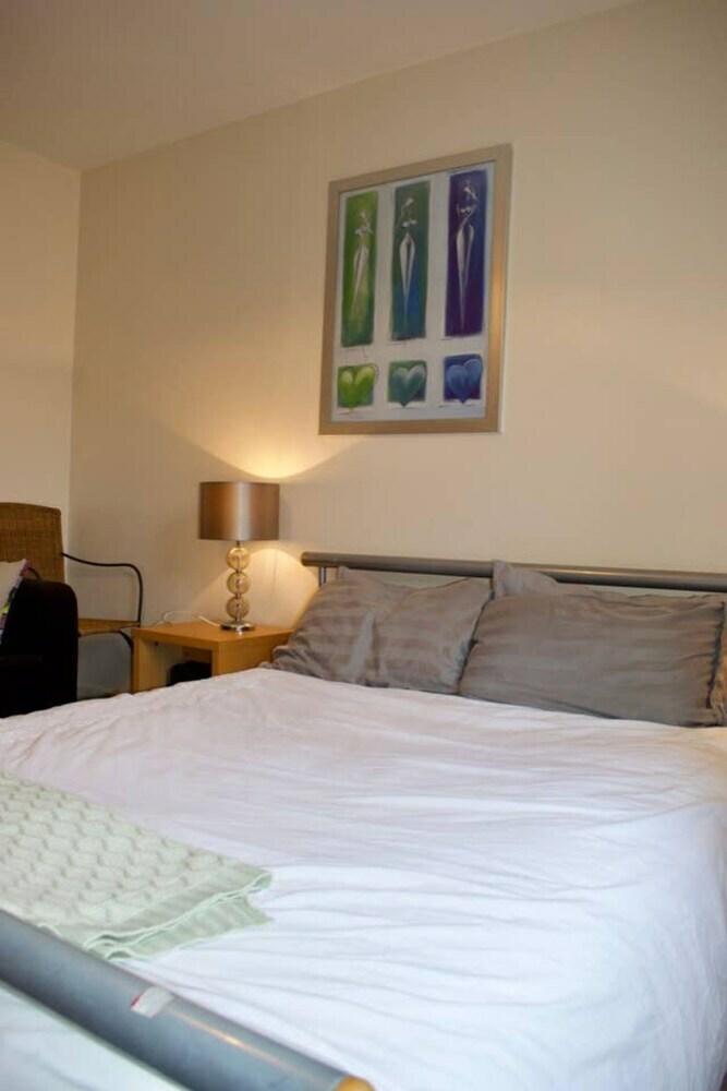 Bright And Spacious Apartment Near City Centre