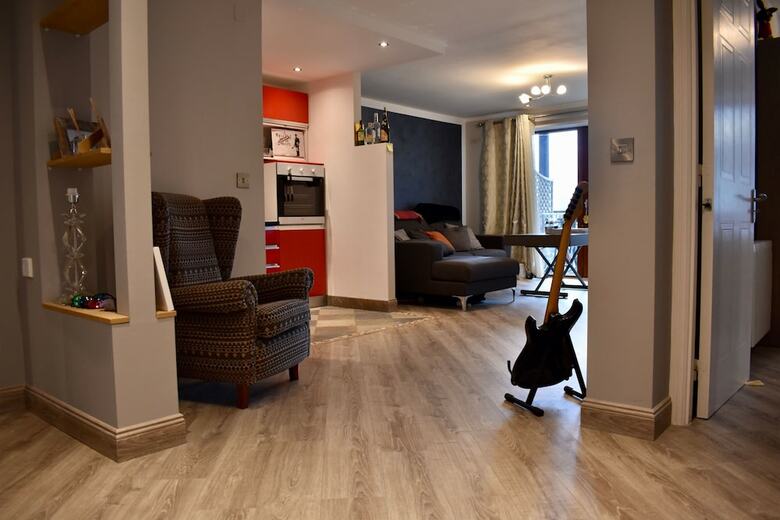 Artistic 1 Bedroom Apartment With Balcony Ifsc