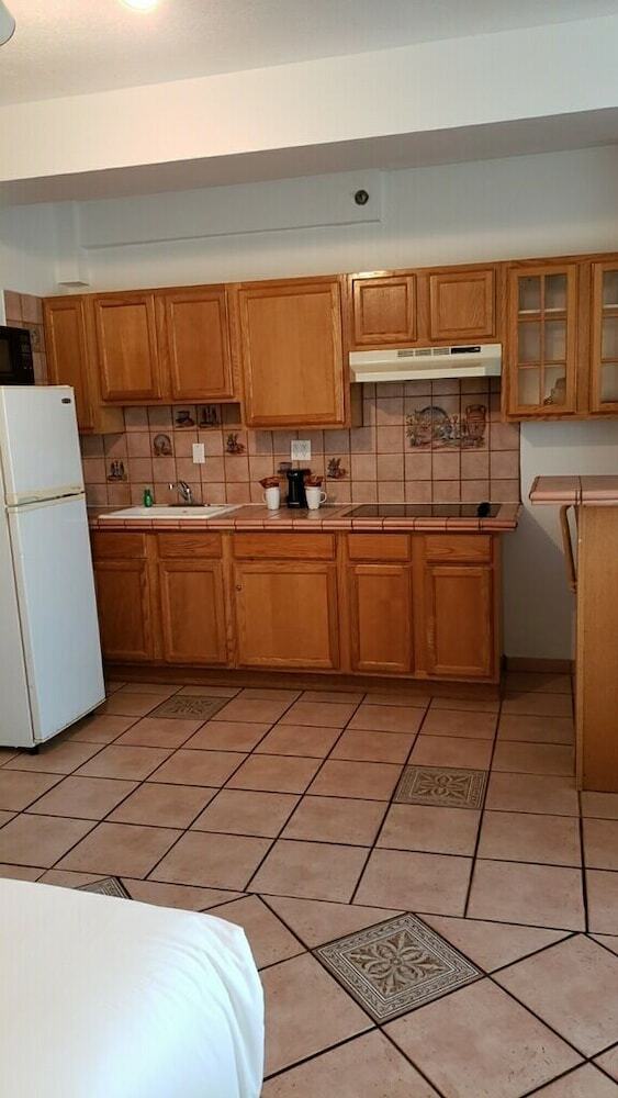 Hotel Waterfront Condo, Heated Pool, Direct Beach Access
