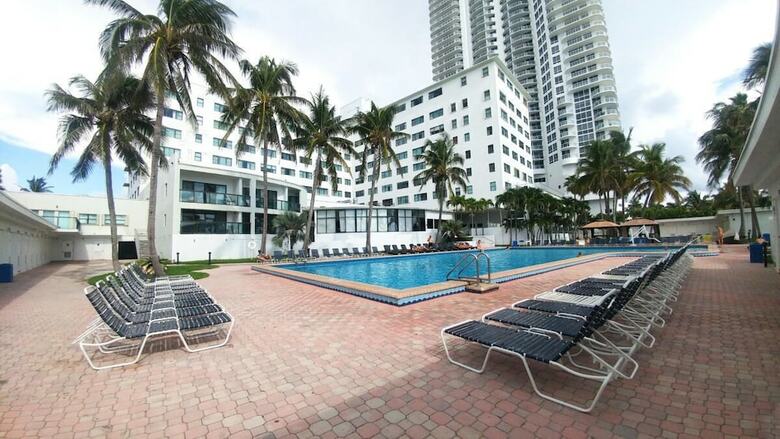 Beautiful & Spacious Studio Right On The Beach On Millionaire?s Row!