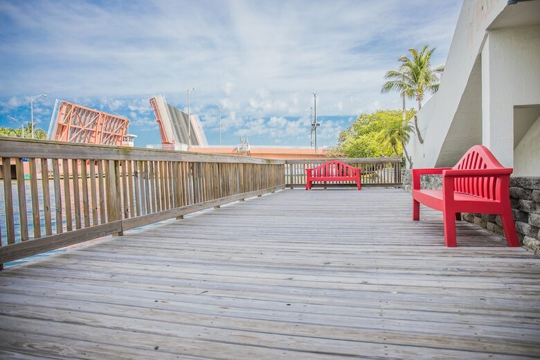 Newly Renovated Condo With Private Balcony  Ocean Views
