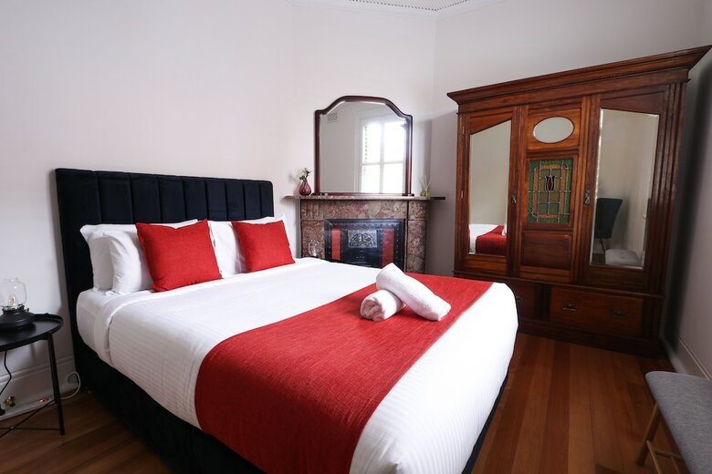 Discover The Rocks - Heritage House