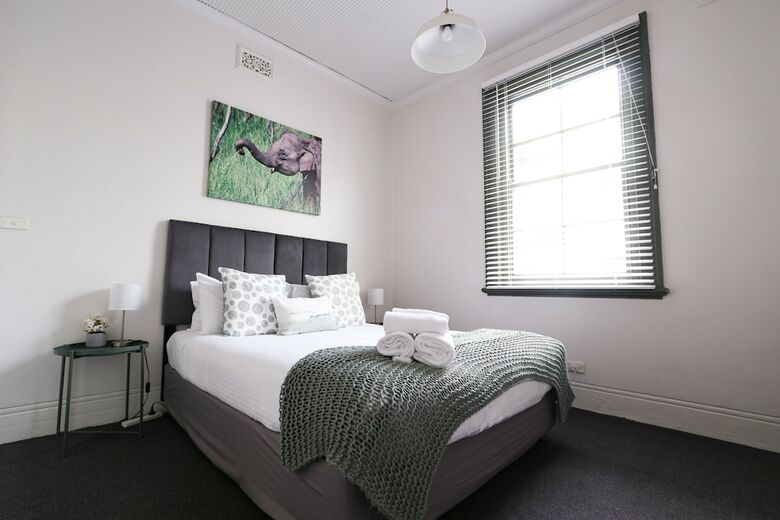 Discover The Rocks - Heritage House