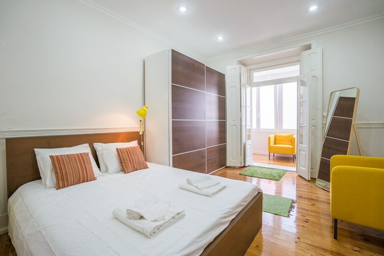 Colorful And Bright 3 Apartment