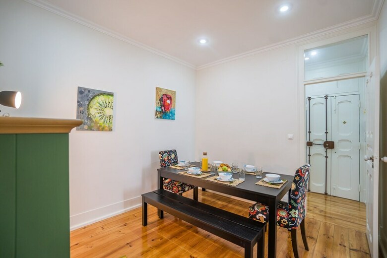 Colorful And Bright 3 Apartment