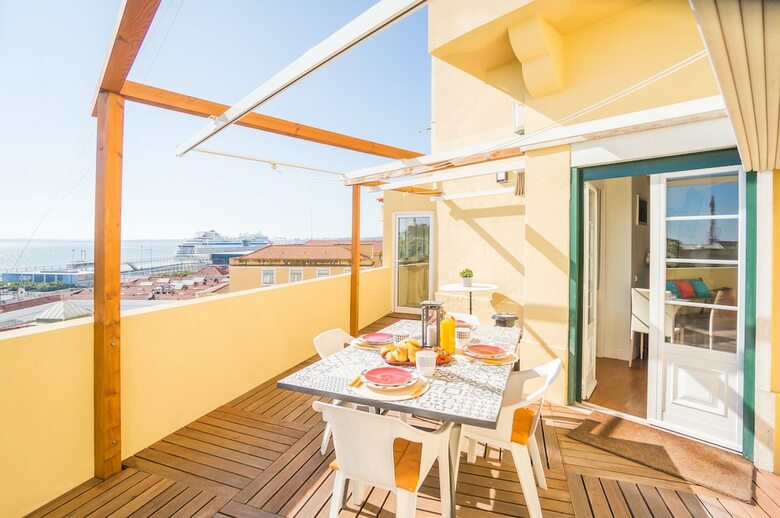 Panoramic Tagus River Terrace Apartment In Alfama