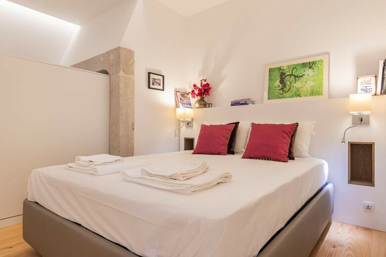 Trendy & Classic 2 Bedroom Apartment