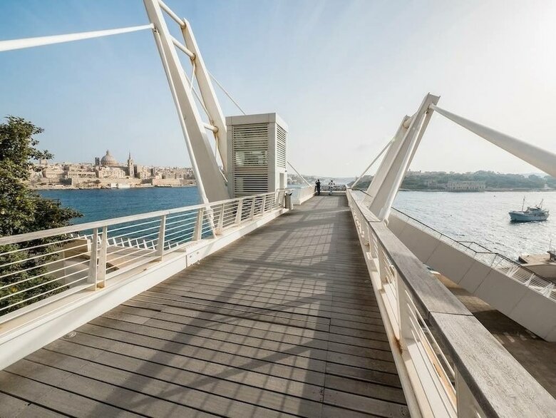 Stylish Seaview Apartment In A Prime Location