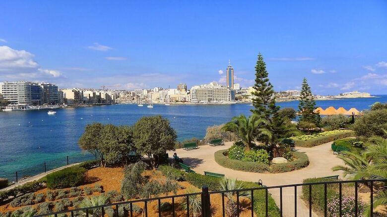 Brand New Designer Finished Apartment, Central Location