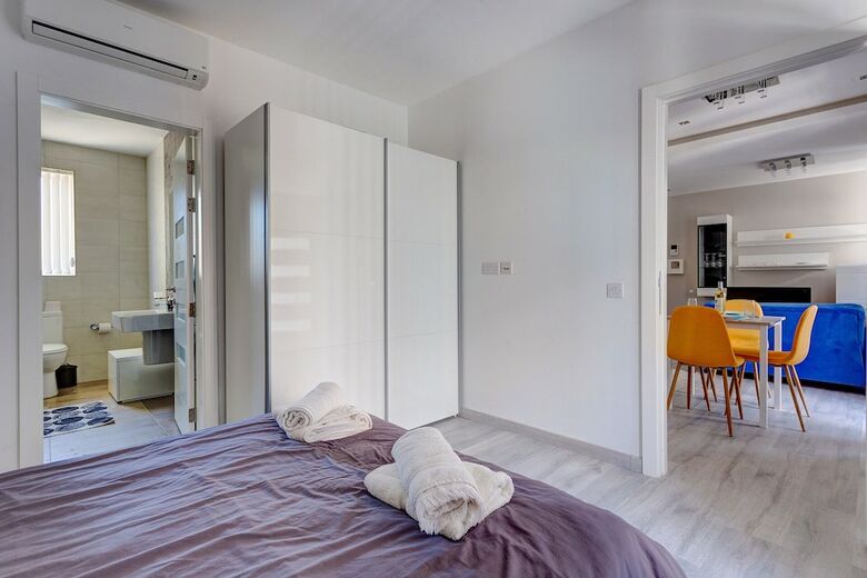 Idyllic Apartment Just Off The Promenade