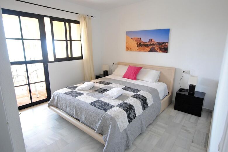 Do�a Lola Claudia Beachfront Apartment Cs197