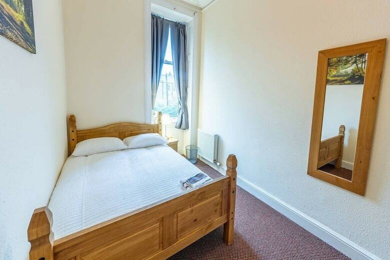 Incredible Victorian 4 Bedroom Apartment