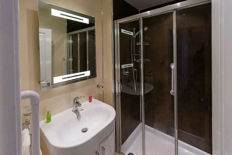 Stunning Tollcross Apartment