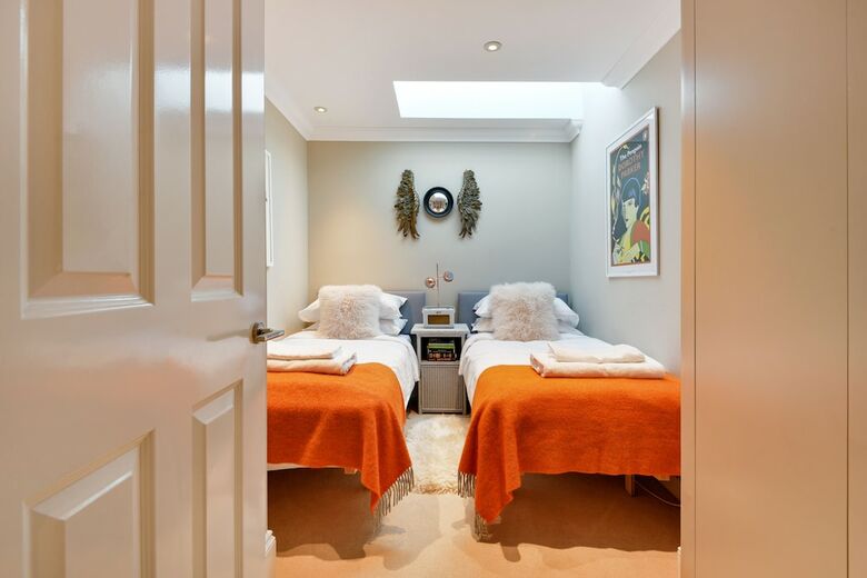Stylish Family Home Close To Ealing Common