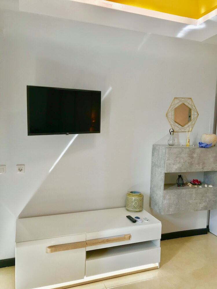 Lux Modern Apartment By The Beach