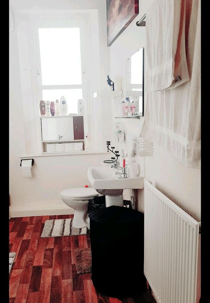 Private Home. Entry B'yard Free Parking.