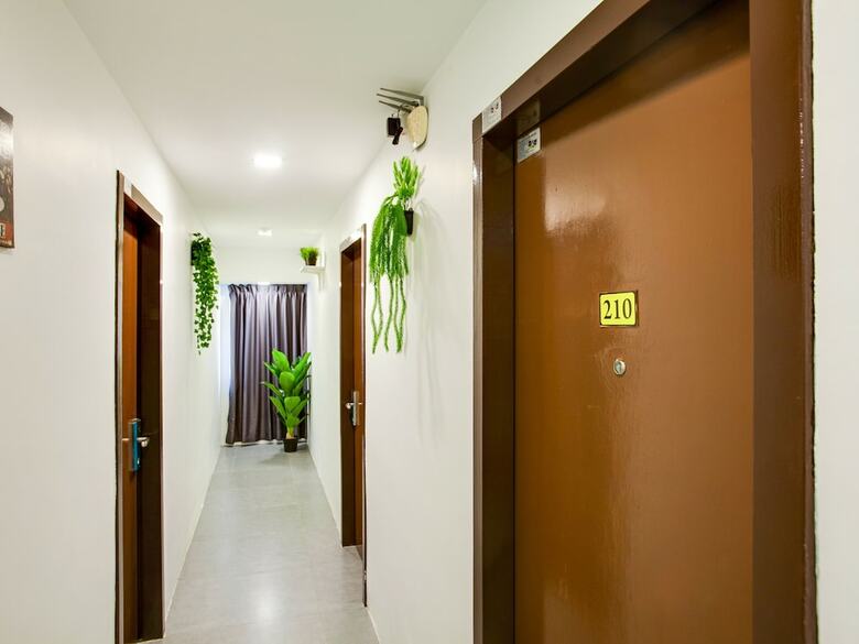 Oyo 89631 988 Hotel