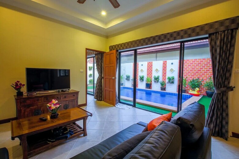 2bdr Majestic Villa - 300 From Beach
